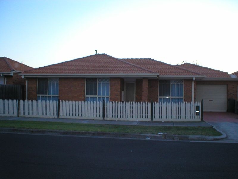 B/1  Bent   Street, St Albans VIC 3021