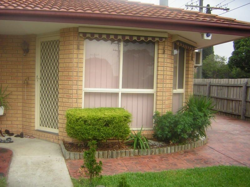 2 CHELMSFORD CRESCENT, St Albans VIC 3021