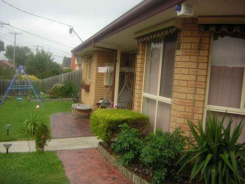 2 CHELMSFORD CRESCENT, St Albans VIC 3021