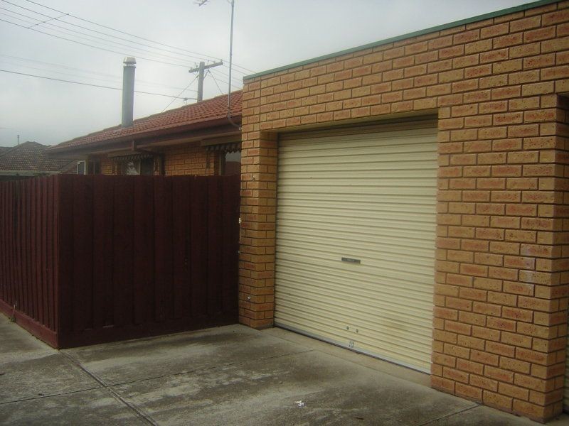 2 CHELMSFORD CRESCENT, St Albans VIC 3021