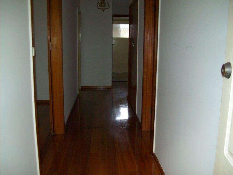 2/11 WAVENEY STREET, St Albans VIC 3021