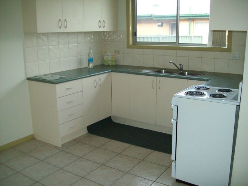 2/11 WAVENEY STREET, St Albans VIC 3021