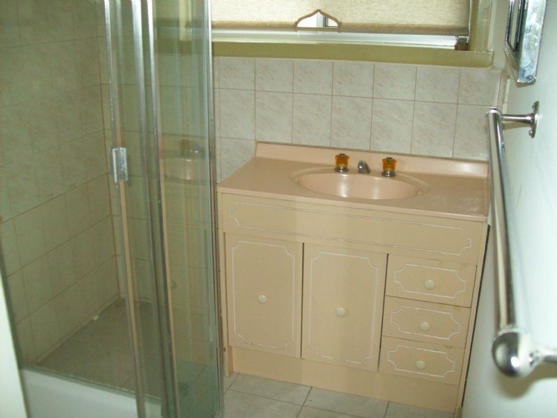 2/11 WAVENEY STREET, St Albans VIC 3021