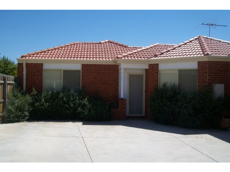 2/24 STATION AVENUE, St Albans VIC 3021