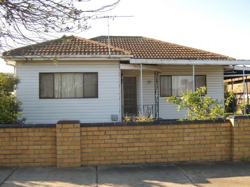 21 MARSDEN CRESCENT, St Albans VIC 3021