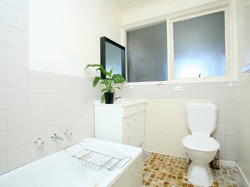 13 HIGHCOMBE CRESCENT, St Albans VIC 3021