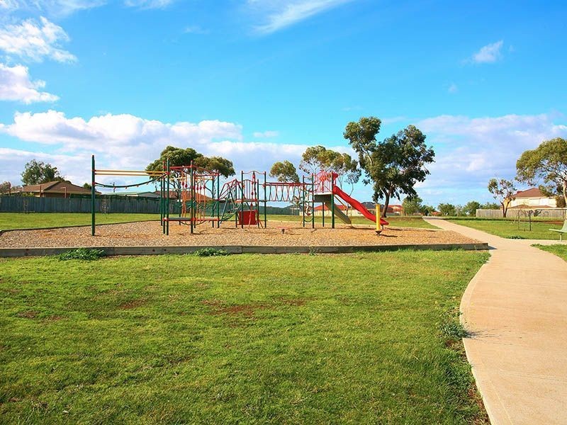13 HIGHCOMBE CRESCENT, St Albans VIC 3021