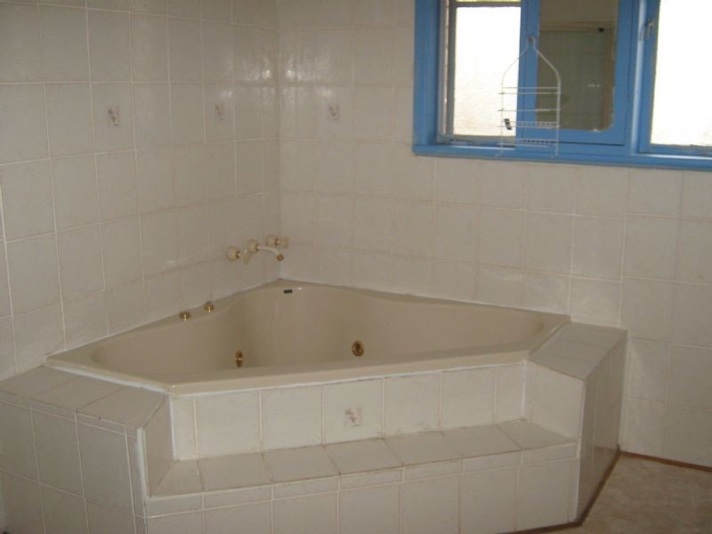 3 SILVESTER CRESCENT, St Albans VIC 3021