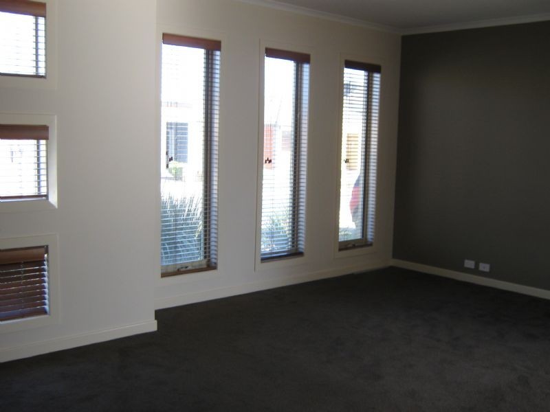 14 KINGS DOMAIN, Caroline Springs VIC 3023