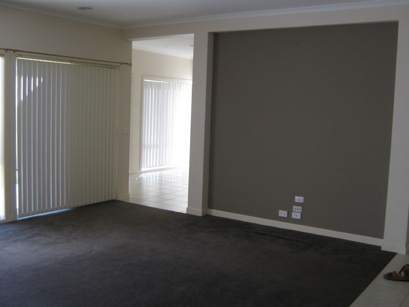 14 KINGS DOMAIN, Caroline Springs VIC 3023