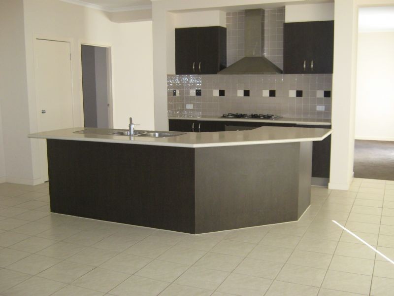 14 KINGS DOMAIN, Caroline Springs VIC 3023