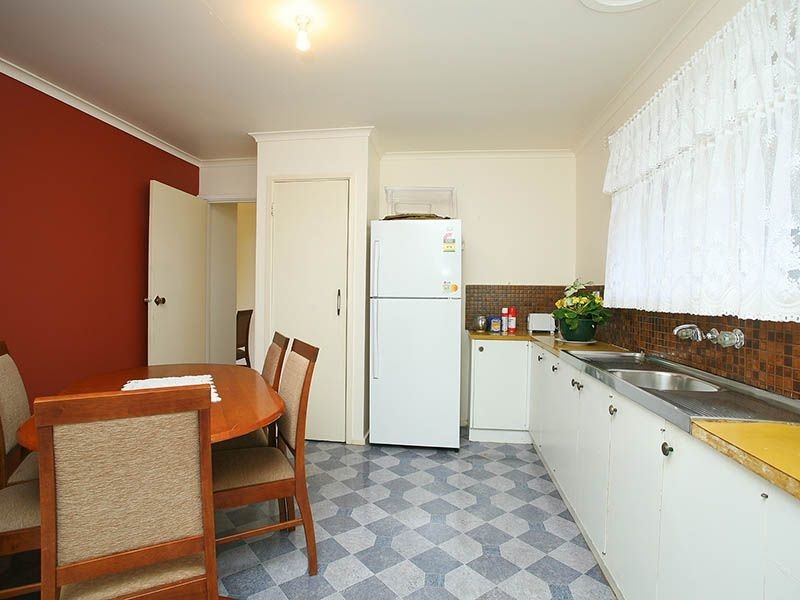 13 Highcombe Crescent, St Albans VIC 3021