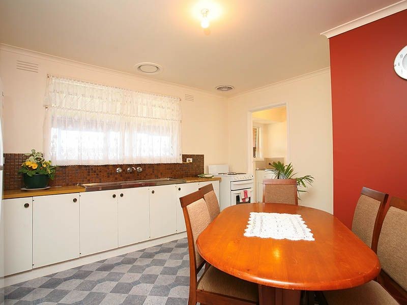 13 Highcombe Crescent, St Albans VIC 3021