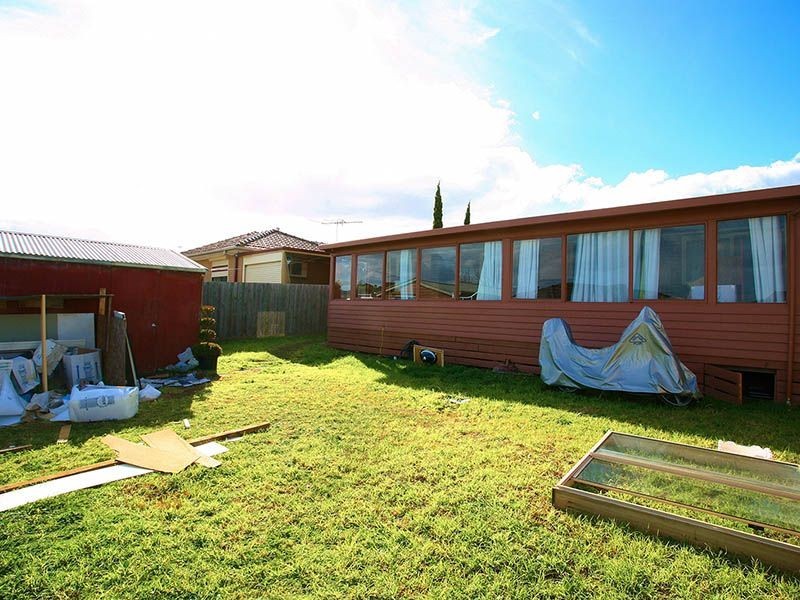 13 Highcombe Crescent, St Albans VIC 3021