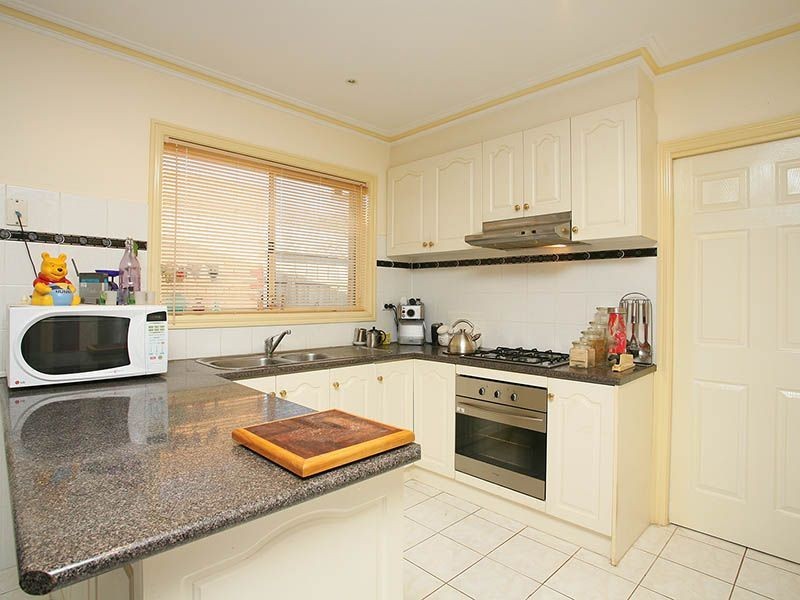 2/26 Manfred Avenue, St Albans VIC 3021