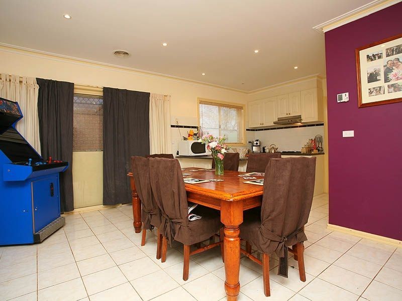 2/26 Manfred Avenue, St Albans VIC 3021
