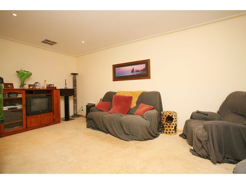 2/26 Manfred Avenue, St Albans VIC 3021