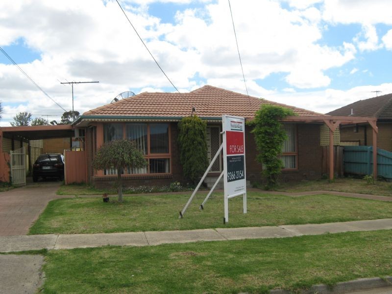 10 Bloomingdale Ave, St Albans VIC 3021