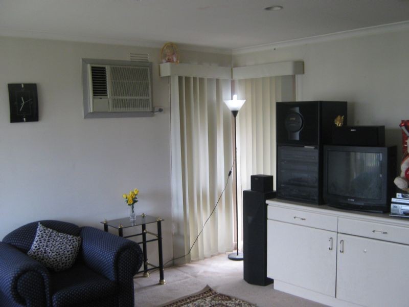 10 Bloomingdale Ave, St Albans VIC 3021