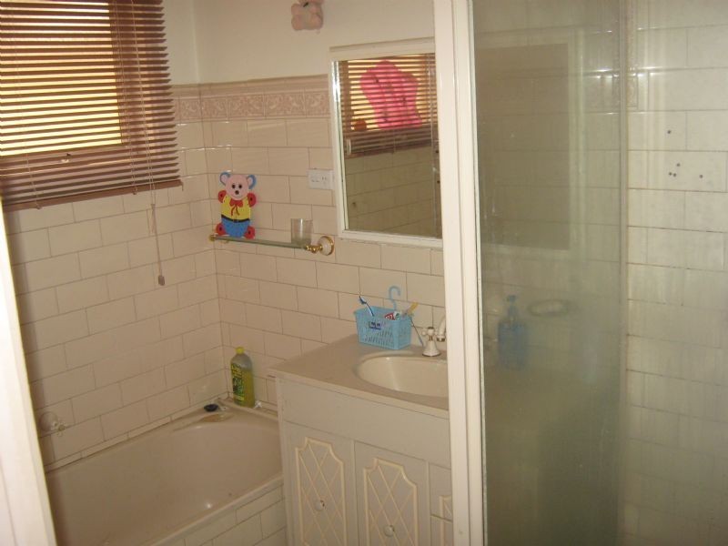 10 Bloomingdale Ave, St Albans VIC 3021