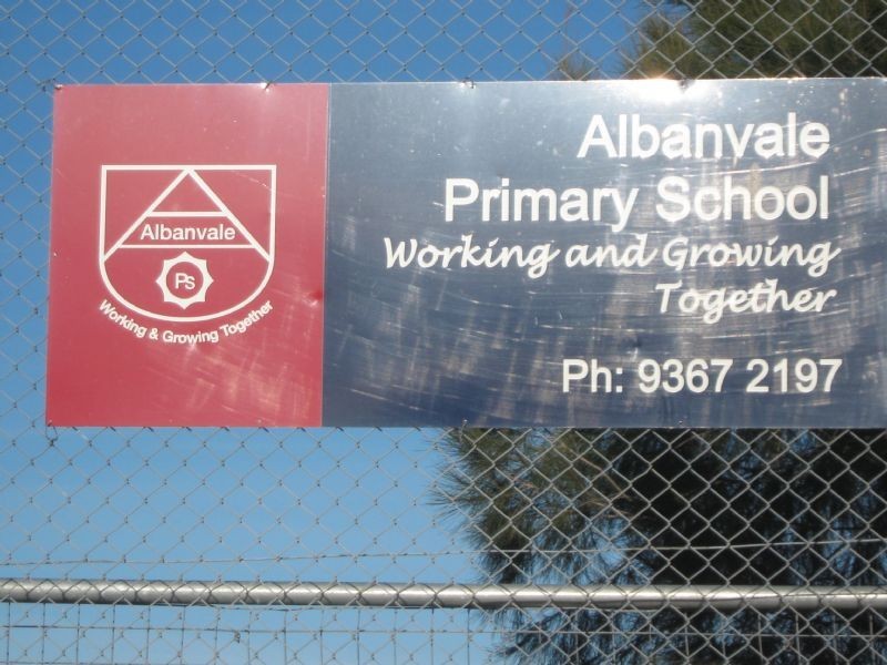 2 Oakwood Road, St Albans VIC 3021