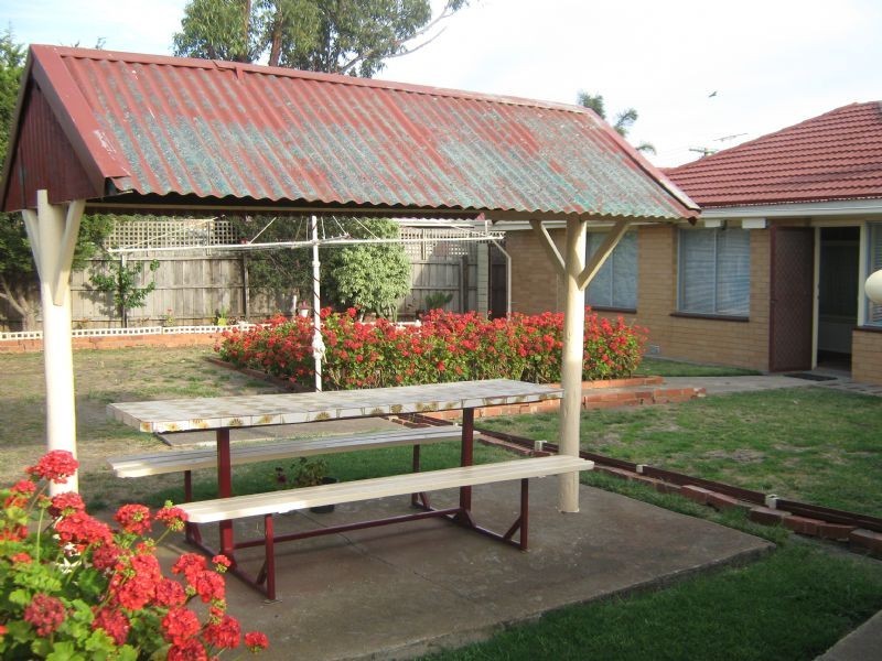 18 Harris Street, St Albans VIC 3021