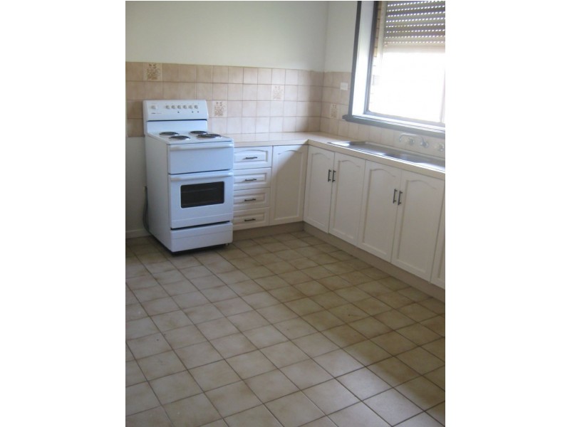 2/21 Adams Street, St Albans VIC 3021