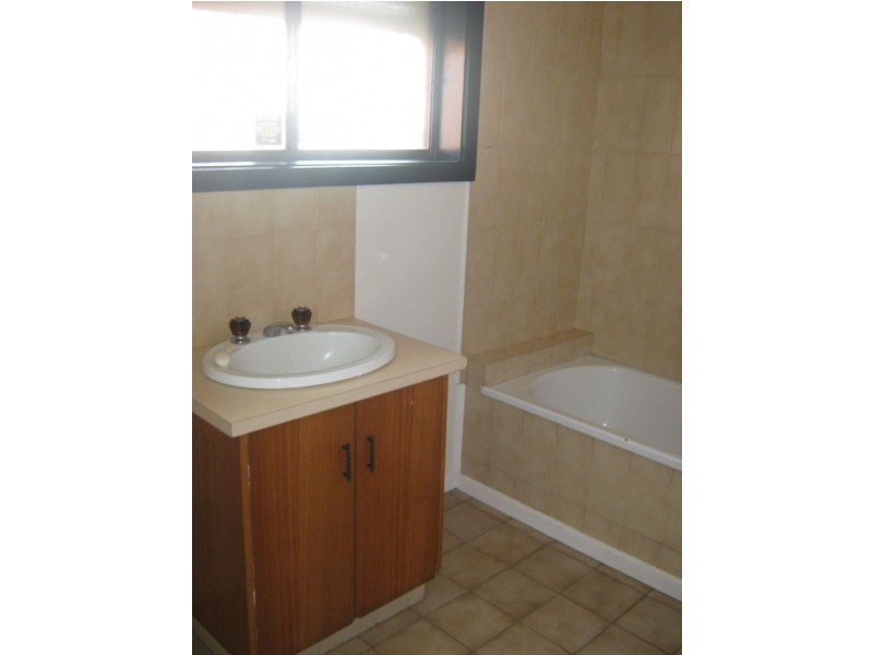 2/21 Adams Street, St Albans VIC 3021