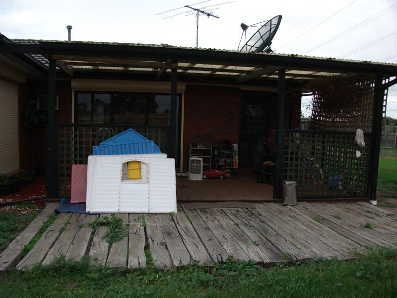 15 CURRUNGHI COURT, St Albans VIC 3021