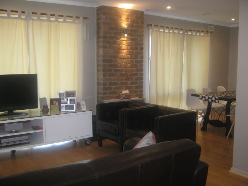 8 Revell Crescent, St Albans VIC 3021