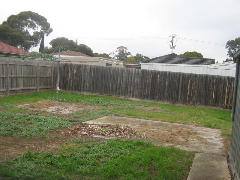 15 Lilly Pilly Crescent, St Albans VIC 3021