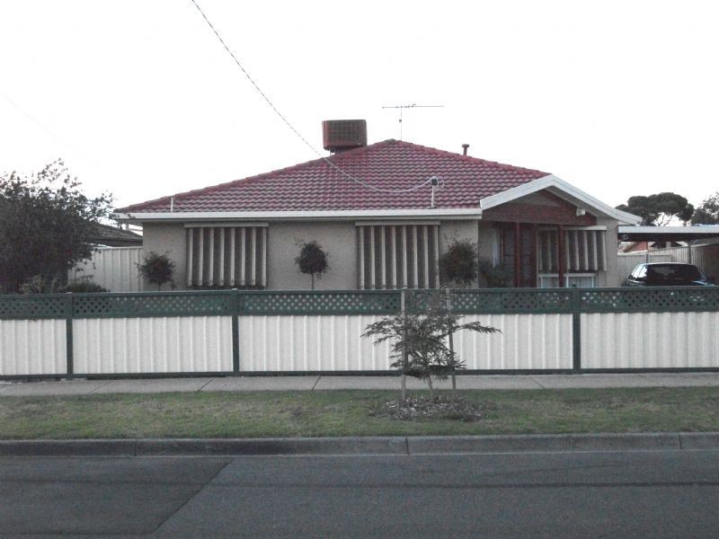 2 Walker Court, St Albans VIC 3021