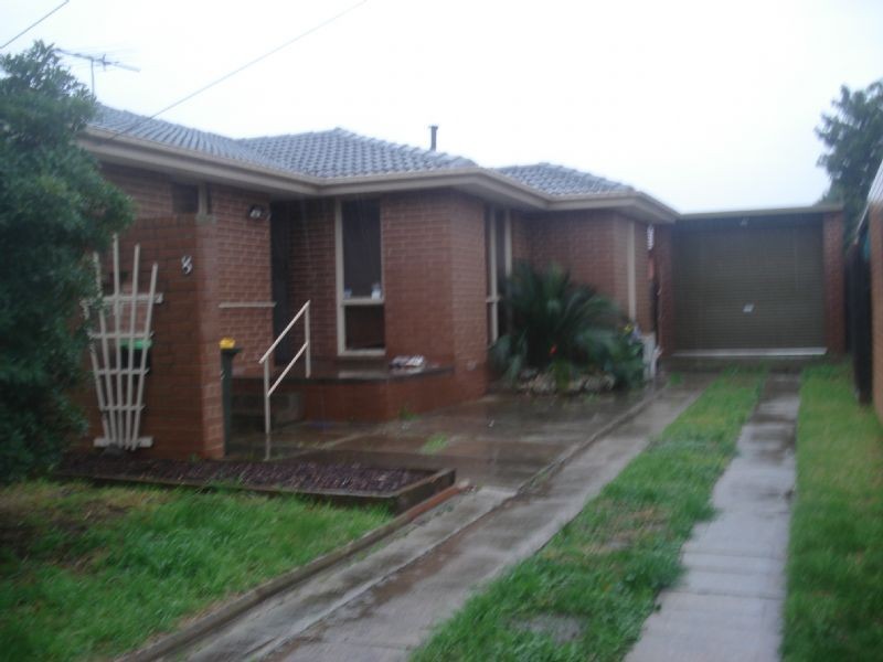 8 WATTLE AVENUE, St Albans VIC 3021