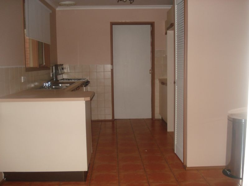 8 WATTLE AVENUE, St Albans VIC 3021