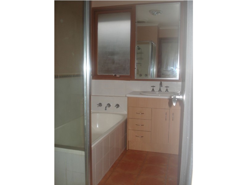 8 WATTLE AVENUE, St Albans VIC 3021