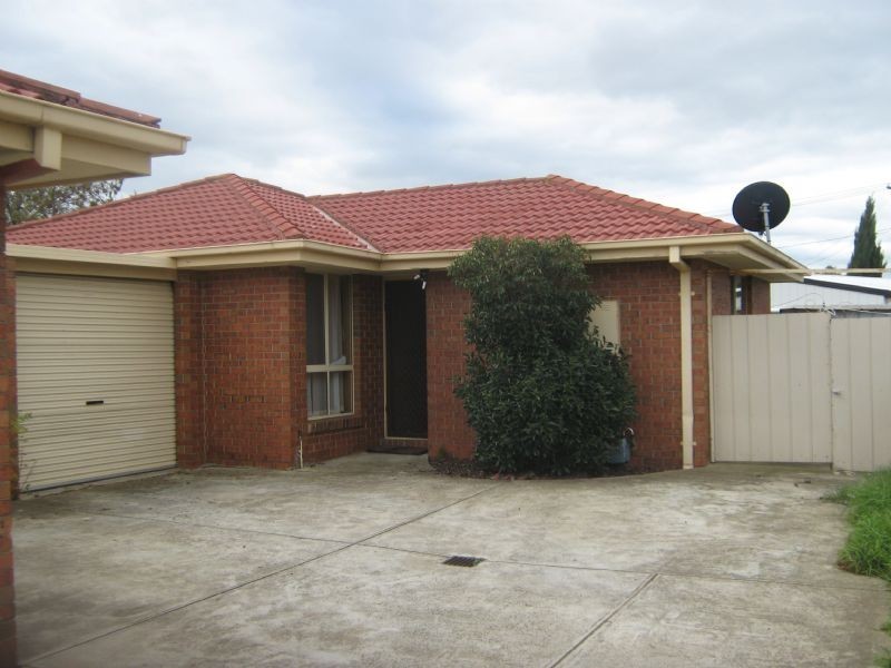 2/18 Kingdom Avenue, St Albans VIC 3021