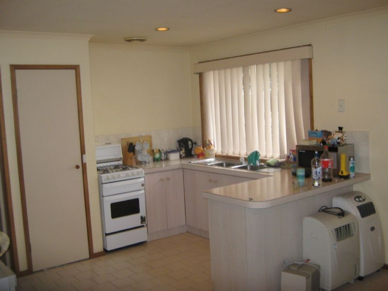 2/18 KINGDOM AVENUE, Kings Park VIC 3021