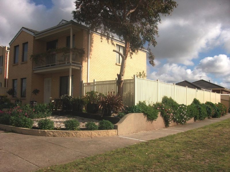 2 Mochrie Gv, Cairnlea VIC 3023