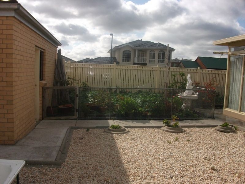 2 Mochrie Gv, Cairnlea VIC 3023