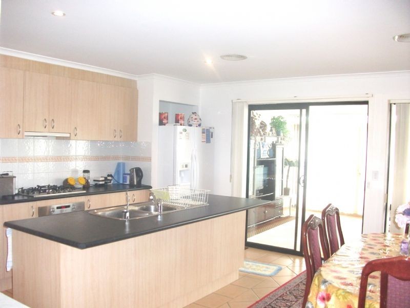 2 Mochrie Gv, Cairnlea VIC 3023