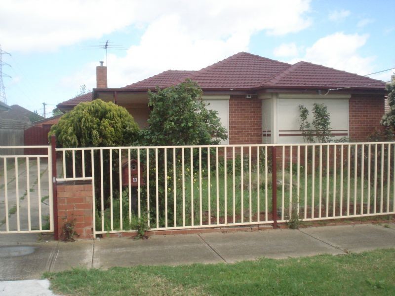 11 Debenham Drive, St Albans VIC 3021