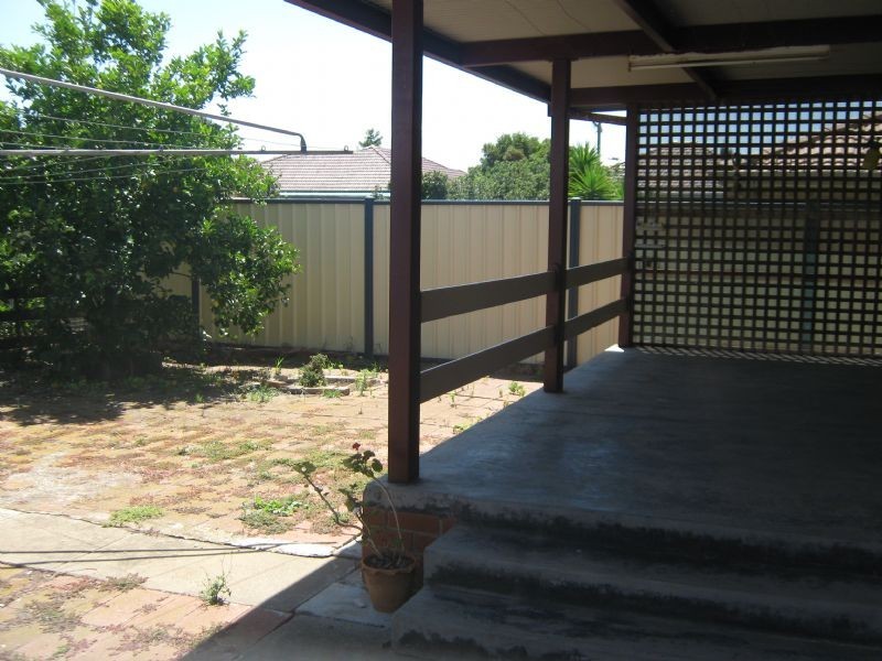11 Debenham Drive, St Albans VIC 3021