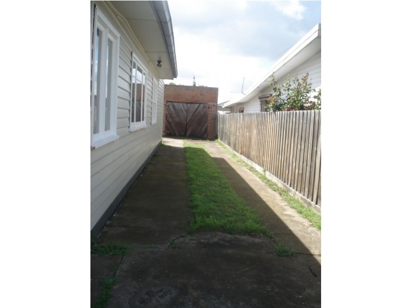 18 MCARTHUR AVENUE, St Albans VIC 3021