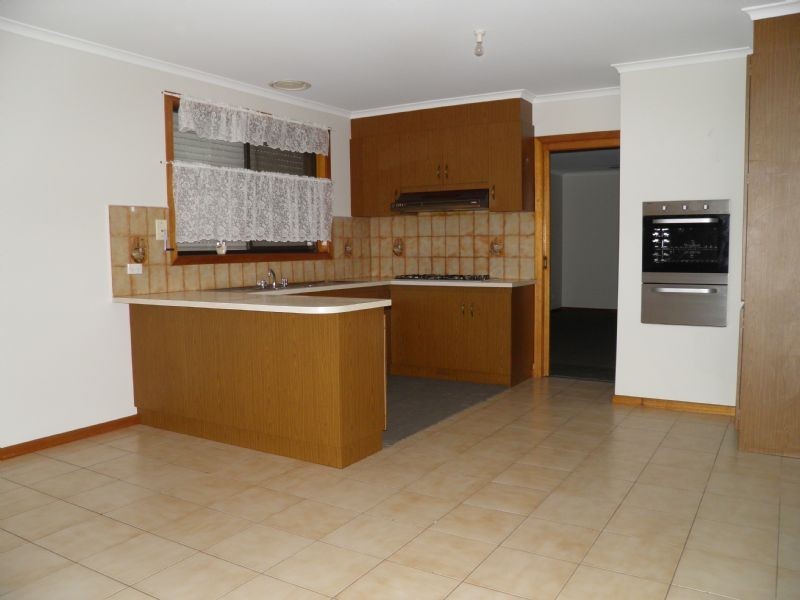 2B LAHY STREET, St Albans VIC 3021
