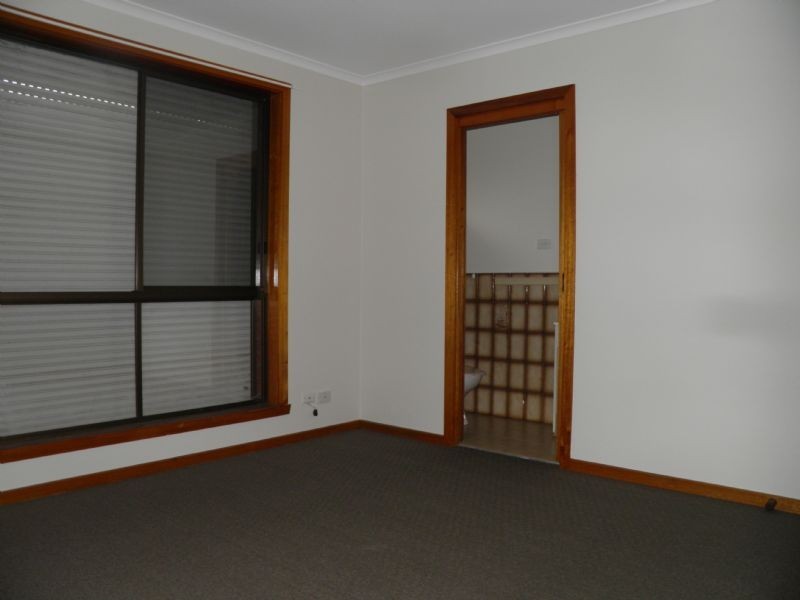 2B LAHY STREET, St Albans VIC 3021