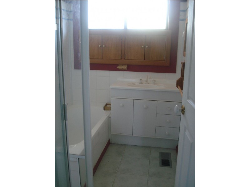 23 BERNBANKS AVENUE, St Albans VIC 3021