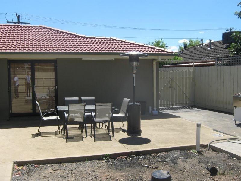 10 Nariel Rd, St Albans VIC 3021