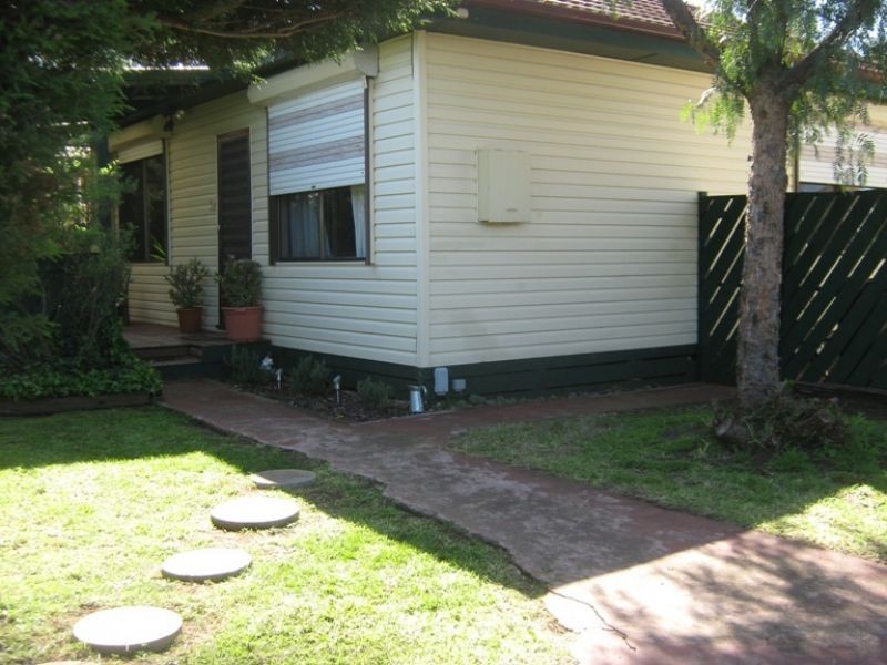 90 EAST ESPLANADE, St Albans VIC 3021