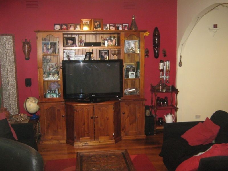 90 EAST ESPLANADE, St Albans VIC 3021