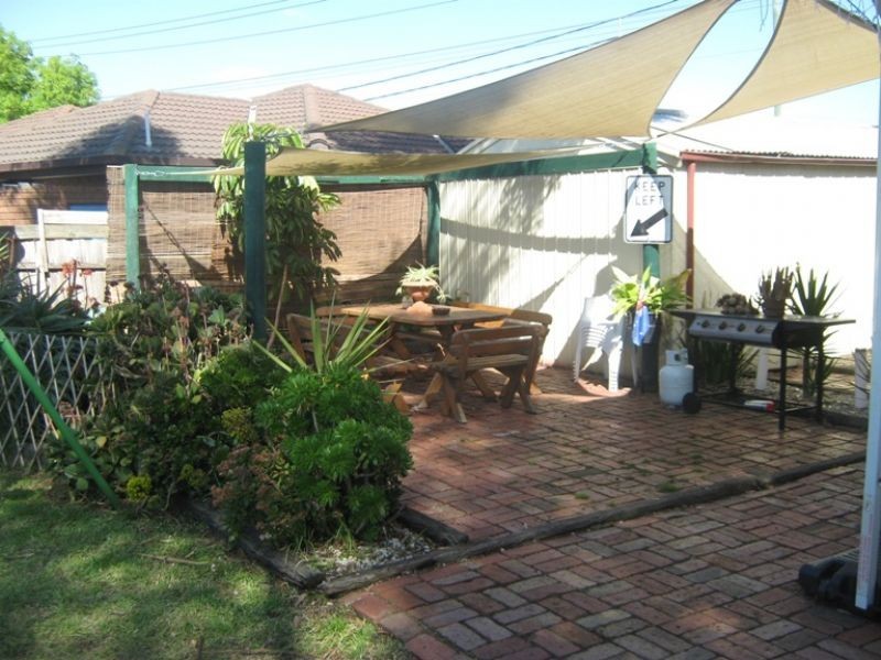 90 EAST ESPLANADE, St Albans VIC 3021